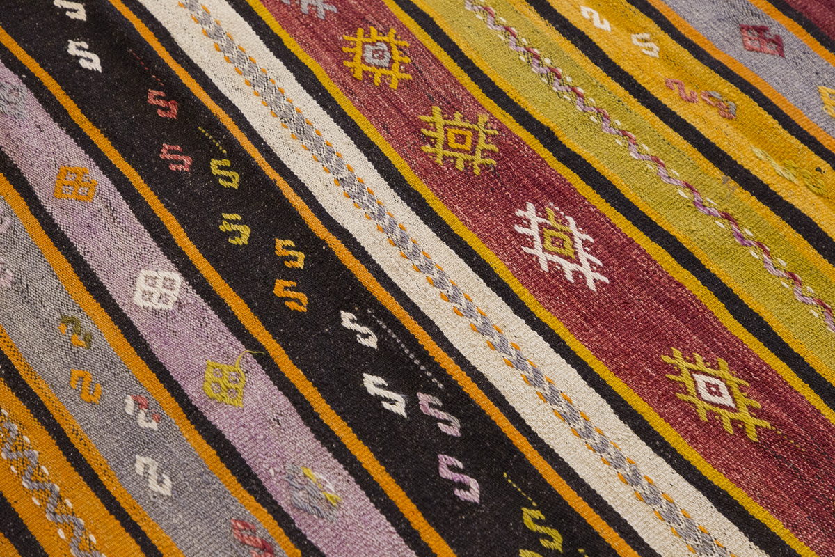 Vintage Turkish Kilim Rug, 135 x 164 cm, 4.5 x 5.5 ft