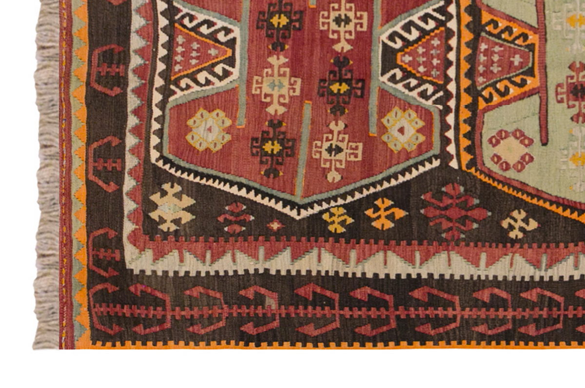 Vintage Turkish Rug, 132 x 197 cm 4.3 x 6.5 ft