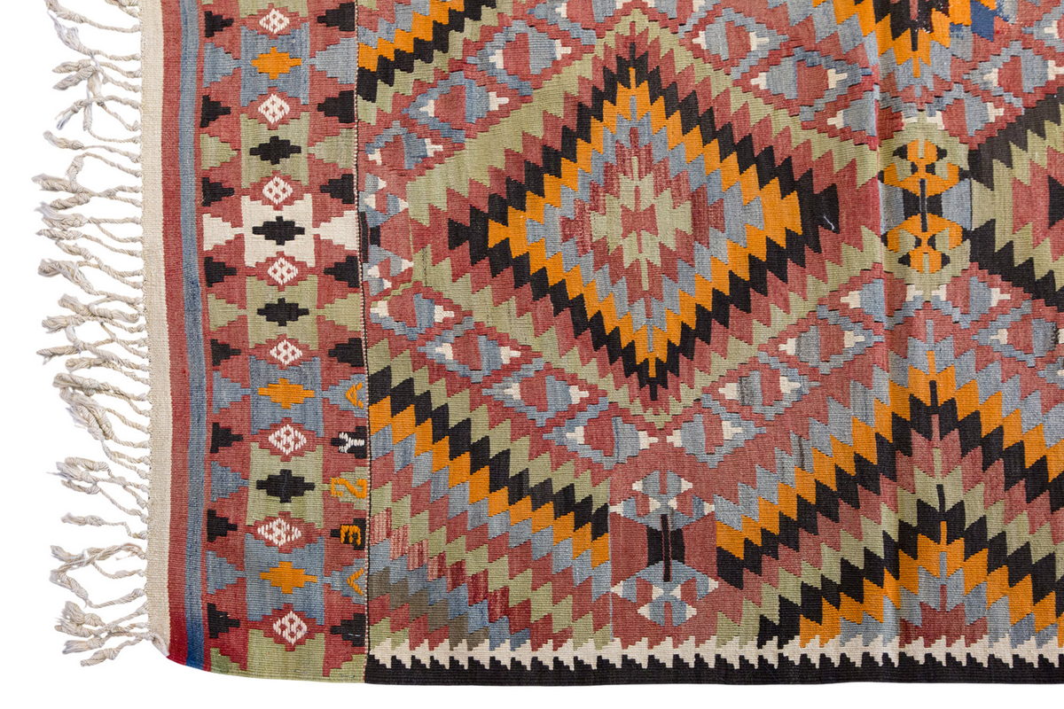 Vintage Turkish Rug, 137 x 92 cm 4.5 x 3 ft