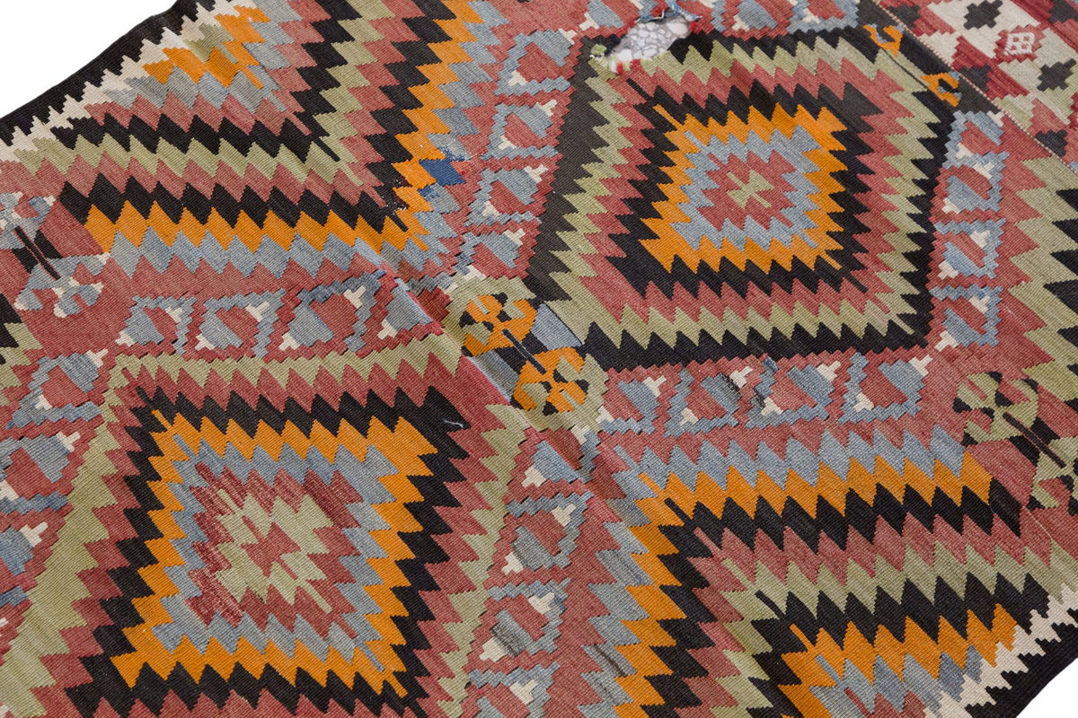 Vintage Turkish Rug, 137 x 92 cm 4.5 x 3 ft