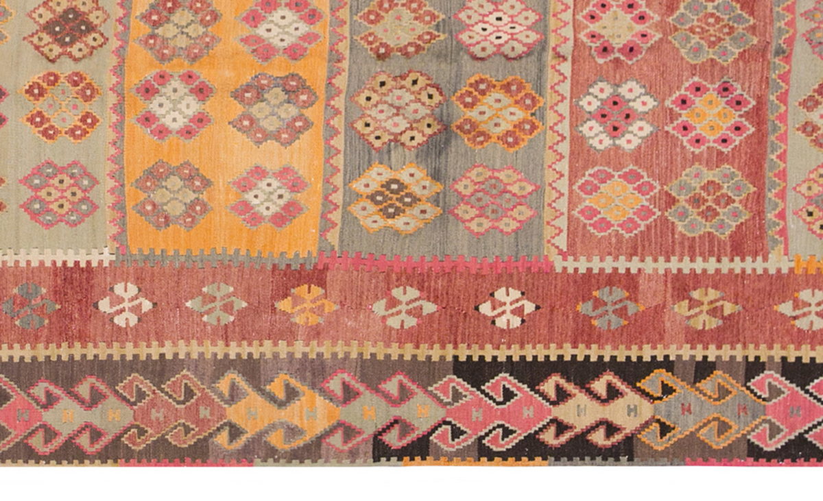 Vintage Turkish Rug, 141 x 241 cm 4.7 x 7.10 ft