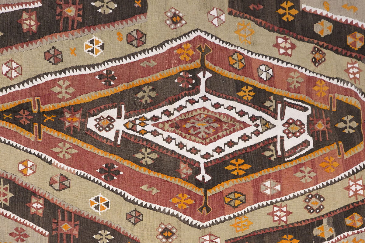 Vintage Turkish Rug, 4.3 x 5.9 ft, 131 x 177 cm