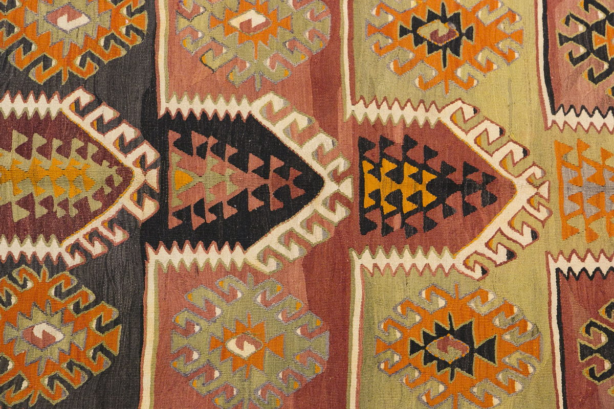 Vintage Turkish Rug, 4.4 x 6.9 ft, 134 x 206 cm