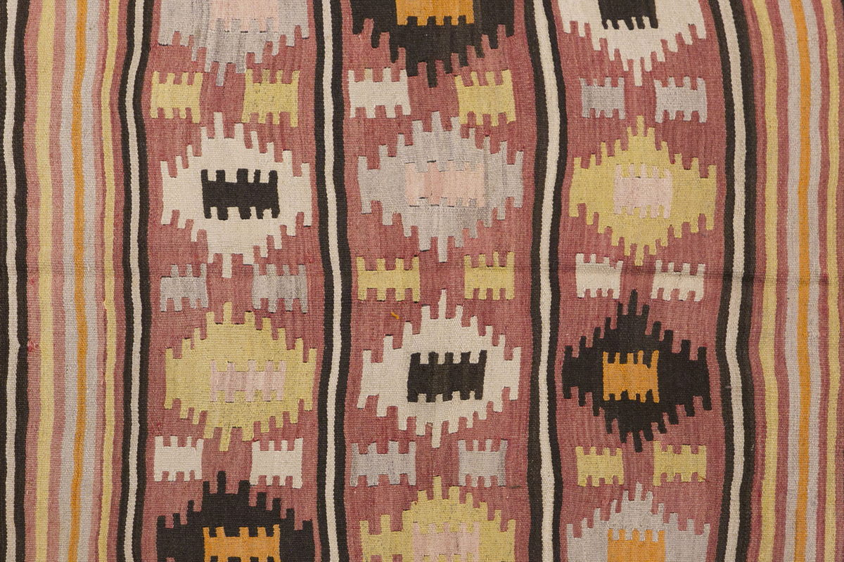 Vintage Turkish Rug, 4 x 6.2 ft, 122 x 190 cm