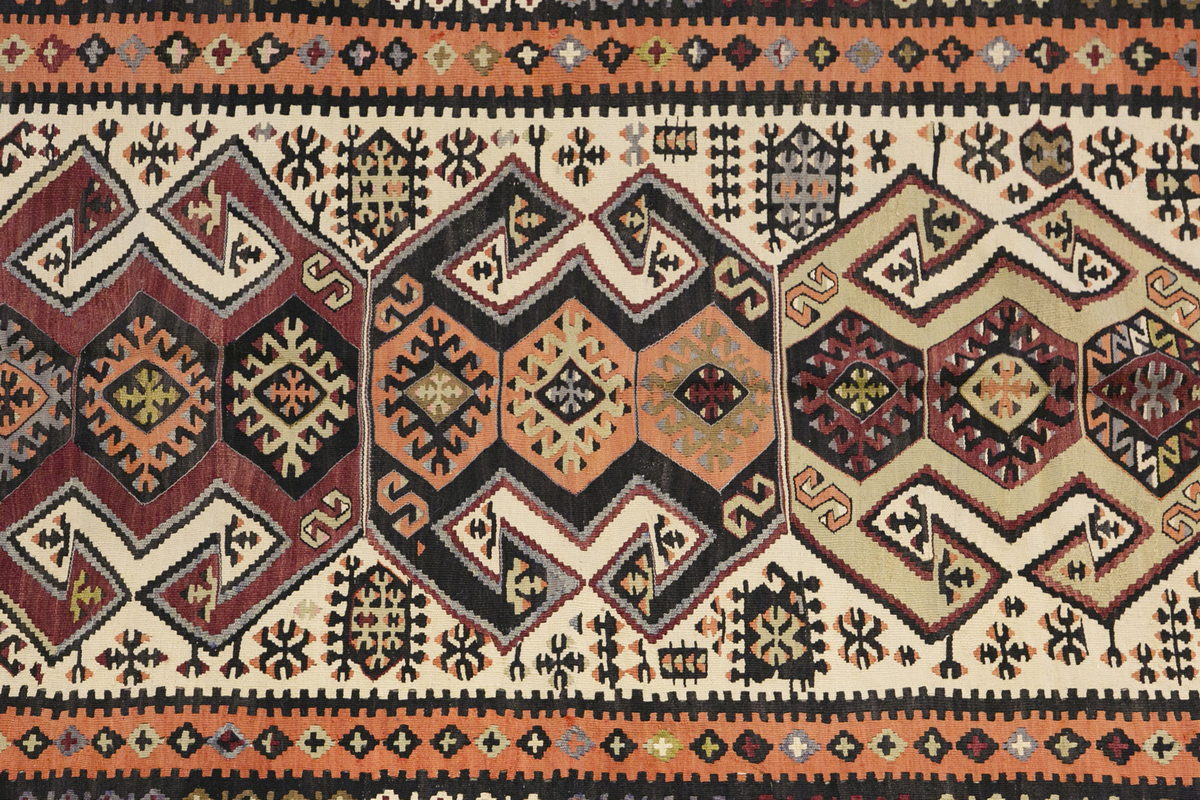 Vintage Turkish Rug, 4 x 6.7 ft, 122 x 202 cm