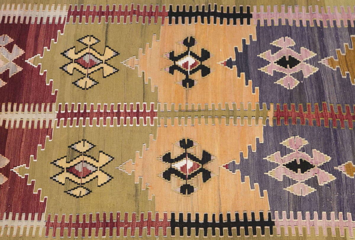 Vintage Turkish Rug, 5.6 x 8.8 ft, 170 x 266 cm