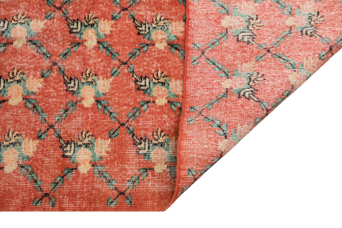 Vintage Turkish Wool Rug - 6'9 x 10'2 feet / 193 x 224 cm