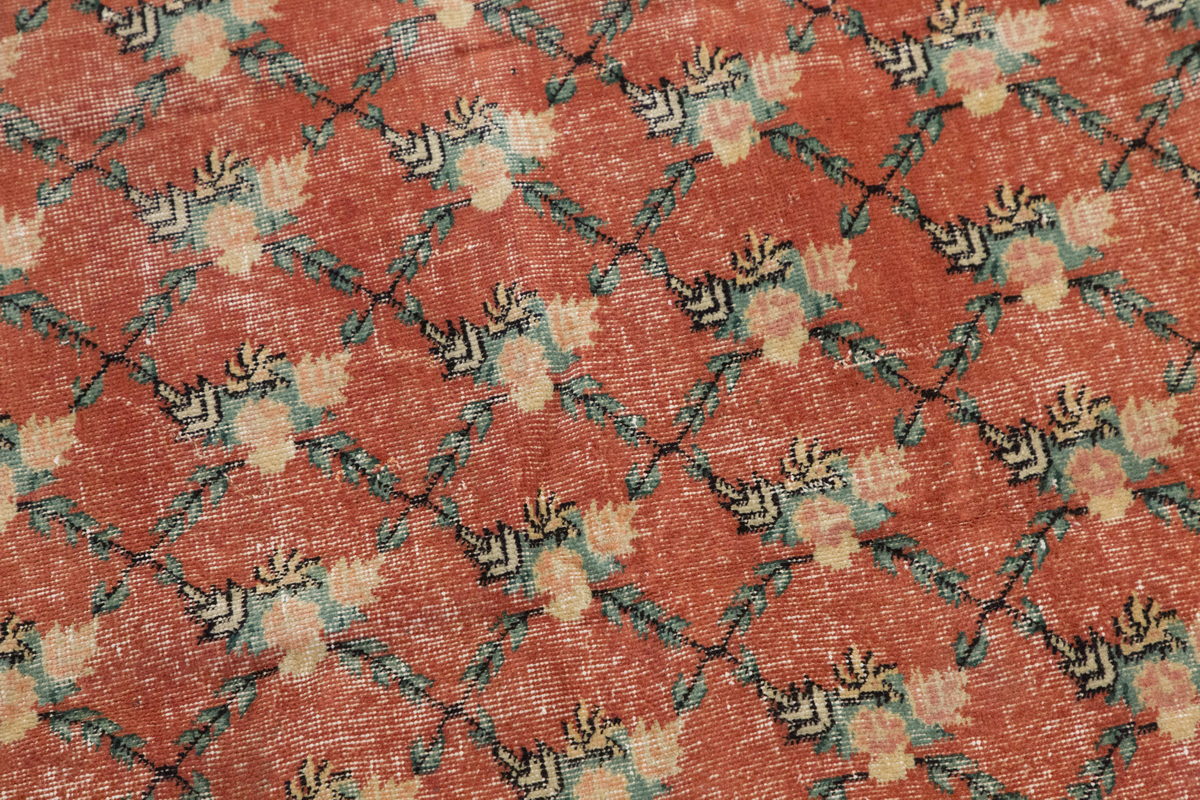 Vintage Turkish Wool Rug - 6'9 x 10'2 feet / 193 x 224 cm